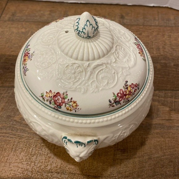 Wedgwood Etruria England “Patrician” Covered Tureen Paw Feet Stunning - Picture 2 of 15